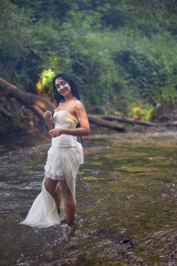 Genç güzel esmer kadın (gelin) beyaz gelinlik outdo