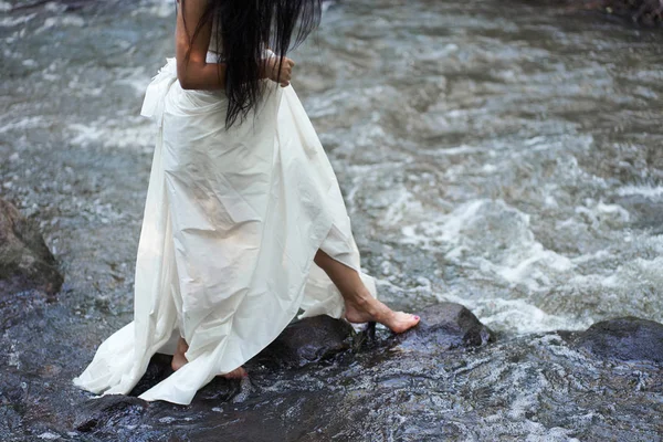 Ung Söt brunett kvinna i vit brudklänning försöker CRO — Stockfoto