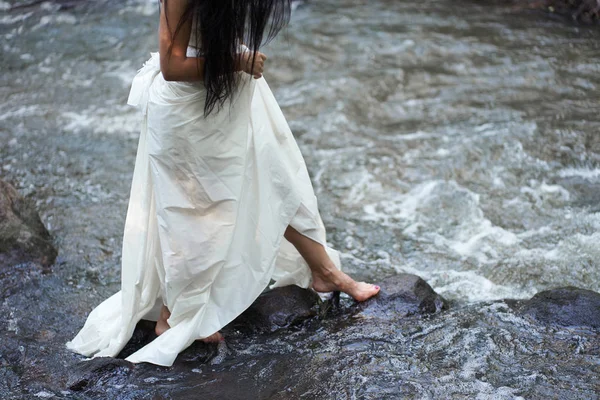 Jovem bonita mulher morena em vestido de noiva branco tentando cro — Fotografia de Stock