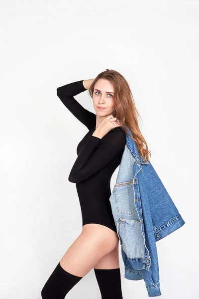 Jovem atraente menina sorridente elegante vestindo jacke jeans na moda — Fotografia de Stock