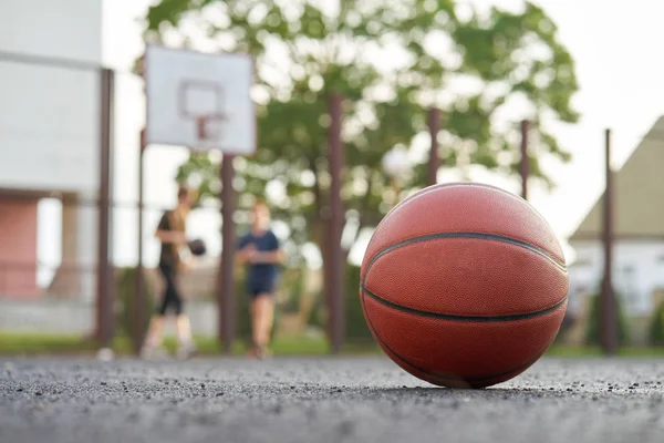 야외 거리 코트에 농구 공, 선수는 게임을 재생 — 스톡 사진