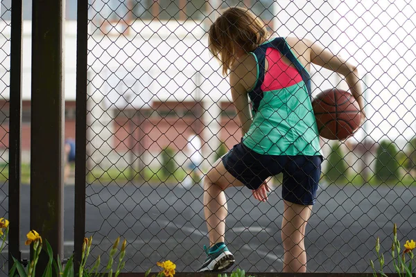 빨간 머리 마른 소녀 대기 게임 에 거리 농구, 들고 b — 스톡 사진