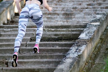 Pembe spor ayakkabı ve trendy tozluk runni sportif ve ince kadın