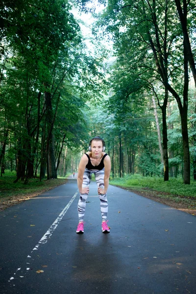 Jong fit meisje dragen Sportswear klaar om te rennen en Liste — Stockfoto