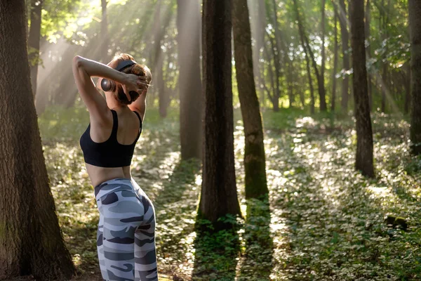 Genç ince kız koşu ve müzik dinledikten sonra dinlenme. Hge