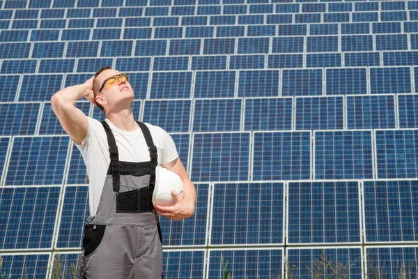 Solární panely inženýr v bílé sudové — Stock fotografie