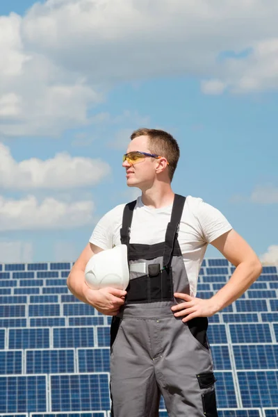 Zonnepanelen ingenieur in wit fust — Stockfoto