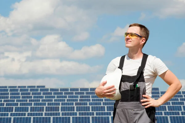 Ingeniero de paneles solares con barril blanco — Foto de Stock