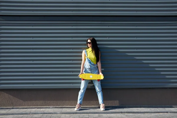 Retrato de positivo jovem atraente menina vestindo top amarelo um — Fotografia de Stock