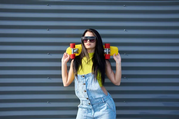 Retrato de positivo jovem atraente menina vestindo top amarelo um — Fotografia de Stock