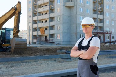 Beyaz koruyucu giyen genç yakışıklı sert işçi portresi 