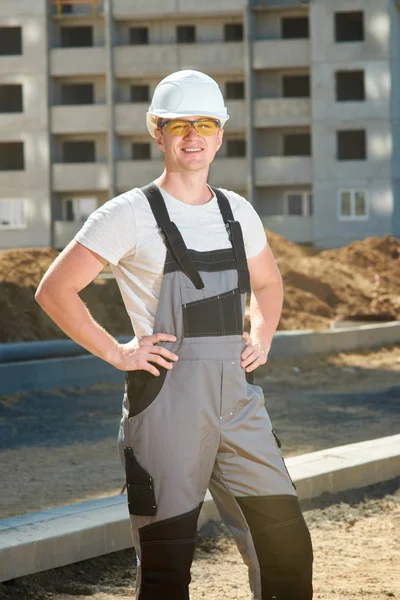 Porträtt av unga stilig hård arbetstagare klädd i vitt skyddande — Stockfoto