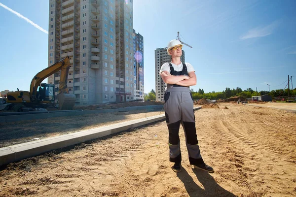 Beyaz koruyucu giyen genç yakışıklı sert işçi portresi 