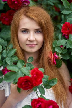 Beyaz ışık elbise giymiş güzel bir kızıl kız portresi