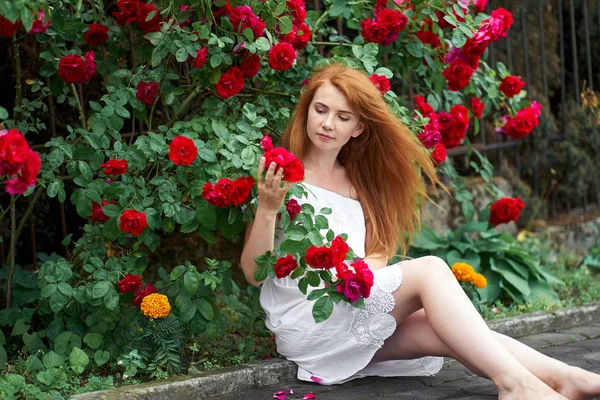 Menina ruiva romântico bonito com os pés descalços vestindo em uma pocilga branca — Fotografia de Stock