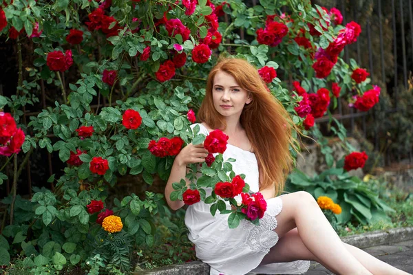 Belle fille rousse aux pieds nus portant dans un élégant blanc — Photo