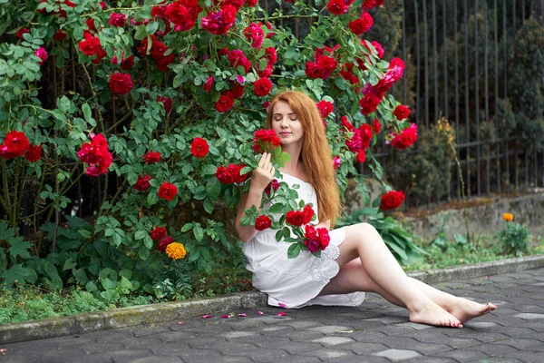 Portré egy csinos vöröshajú lány öltözött, fehér fény ruha — Stock Fotó