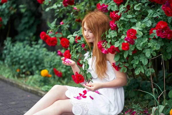 Retrato de uma menina ruiva bonita vestida com um vestido de luz branca — Fotografia de Stock