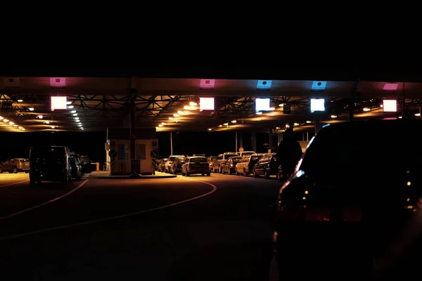 Long line of cars awaiting a pass at inernational border crossin — Stock Photo, Image