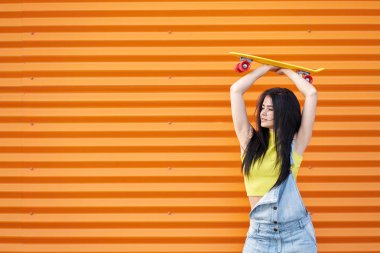 Sarı t giyen uzun saçlı şık çekici esmer kız