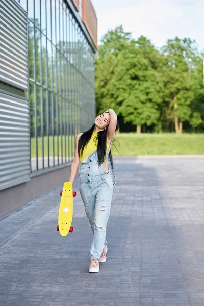 Portré pozitív fiatal vonzó lány visel sárga tetején egy — Stock Fotó