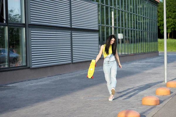 Retrato de positivo jovem atraente menina vestindo top amarelo um — Fotografia de Stock