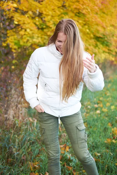 Herbstzeit. Porträt eines jungen lachenden positiven Mädchens mit Strahlkraft — Stockfoto