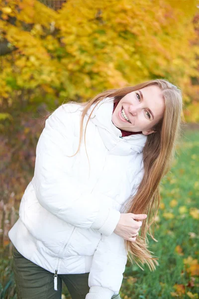 Portret van jong aantrekkelijk vrolijk meisje met mooie Natura — Stockfoto