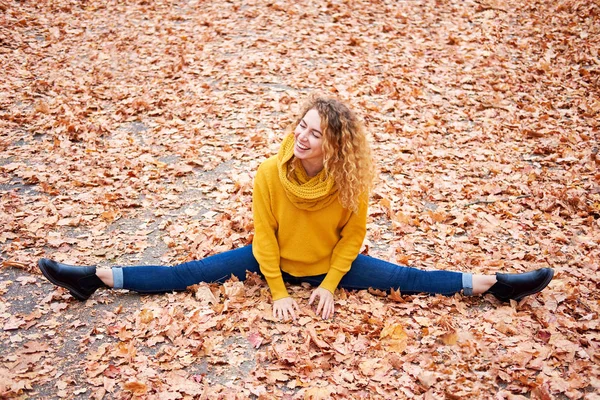 黄色のトレンディなセーターを着て幸せな生姜赤毛運動少女 — ストック写真