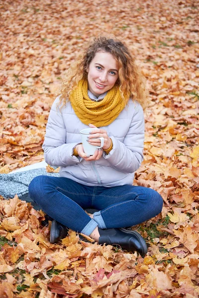 Redhead krullend vrolijk schattig meisje plaatsings in herfst Park, en houden — Stockfoto