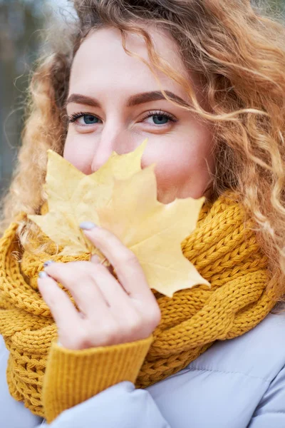 Rothaarige lockige fröhliche Mädchen mit schönen blauen Augen tragen tre — Stockfoto