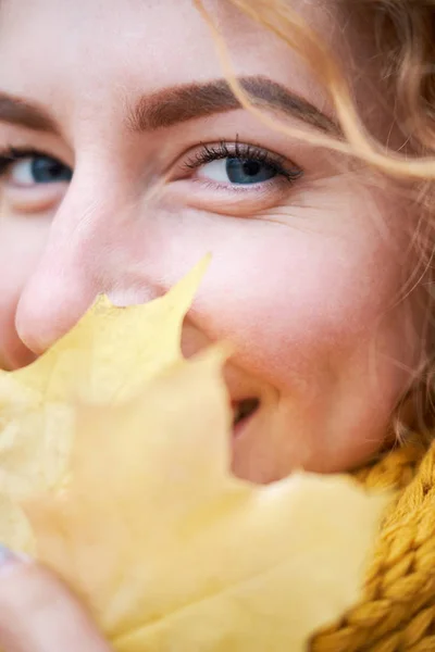 Rothaarige lockige fröhliche schöne Mädchen tragen trendige Herbstfarbe — Stockfoto