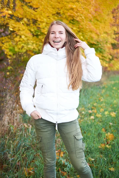 Porträt von jungen lachenden fröhlichen Mädchen mit schönen natürlichen — Stockfoto