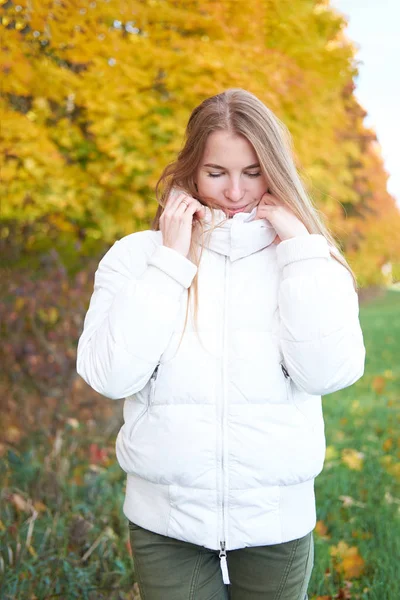 Porträt eines jungen attraktiven lächelnden langhaarigen Mädchens, das wh — Stockfoto