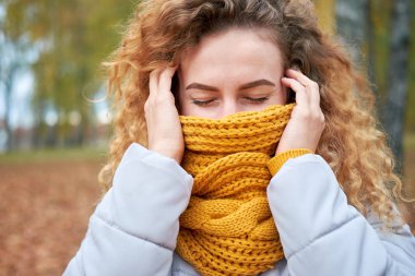 Redhead kıvırcık neşeli sevimli kız şık ye ile yüzünü gizleme