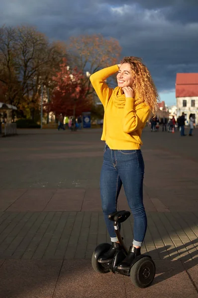 Fiatal szép sportos roham lány lovaglás hoverboard a St — Stock Fotó