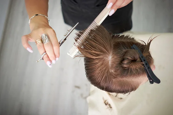Schere schneiden die Haare der Mädchen in Schönheitssalon, rothaarige Frau. Haare — Stockfoto
