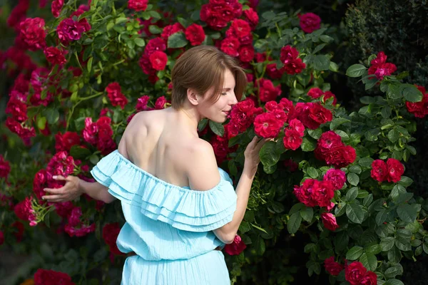 Attrayant rousse fille avec coiffure à la mode portant bl élégant — Photo