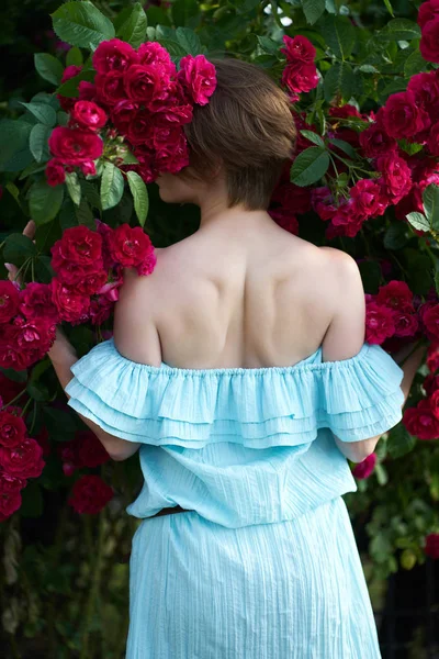 Redhead meisje dragen trendy blauw licht jurk op een achtergrond van — Stockfoto