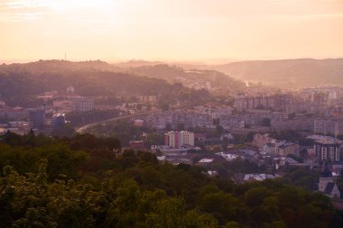 Gün batımı ışığında Lvov, tepeden görünümü 