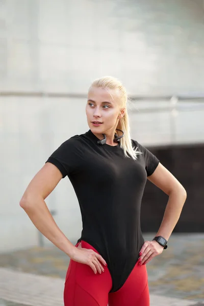 Sport és egészség. Gyönyörű sportos lány visel fekete ing és — Stock Fotó