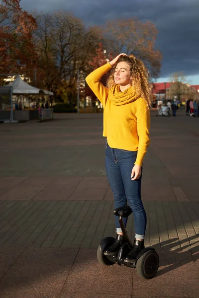 Fiatal szép sportos roham lány lovaglás hoverboard a St — Stock Fotó