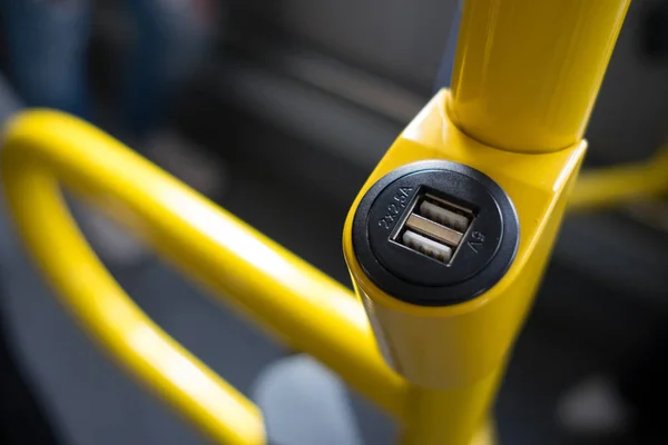 Salida USB de autobús urbano de uso gratuito — Foto de Stock