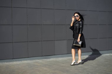 Sonbahar moda koleksiyonu. Mutlu, güzel, esmer kız 