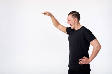 Duygular. Vücut dili. Erkeklerin egemenliği. Kızgın saldırgan şeytan.