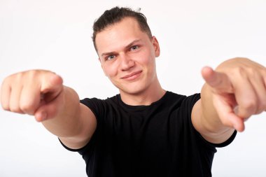 Yakışıklı, neşeli, kendine güvenen bir adam seni işaret ediyor. Seçiyorum. 