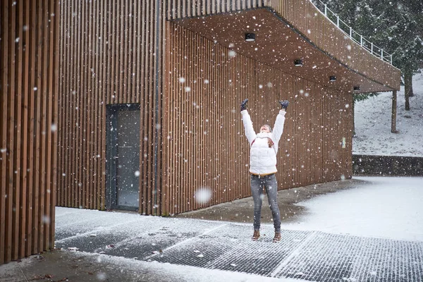 Winterzeit. Erster Schnee. junge attraktive fröhliche Mädchen genießen — Stockfoto