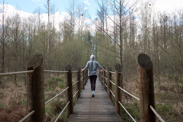 Turismo Chica Joven Viajero Tiene Paseo Puente Madera Reserva Natural — Foto de Stock