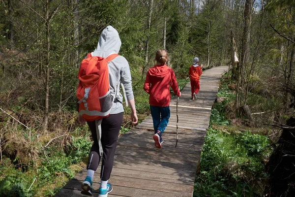 Viajar Joven Viajero Con Mochila Naranja Los Niños Tiene Paseo — Foto de Stock