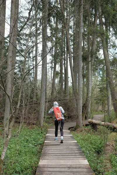 Réserve Naturelle Jeune Femme Voyage Avec Sac Dos Voyage Orange — Photo